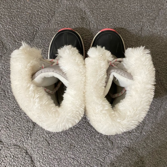 Carter’s winter/snow toddler boots - Picture 4 of 8